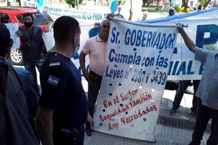 Corrientes: Nueva movilización de policías provinciales por mejoras salariales.